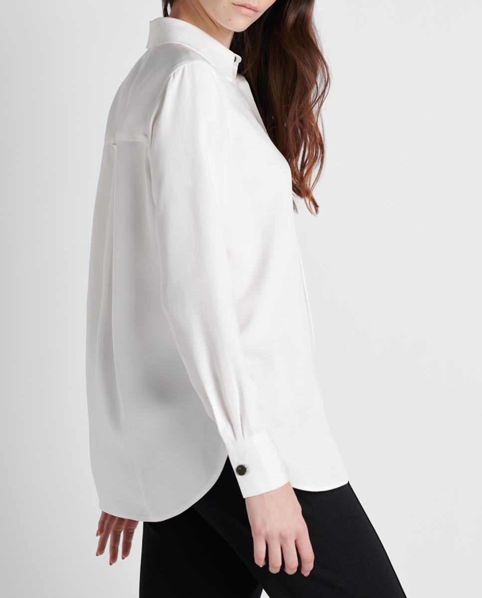 Fluid shirt with contrast buttons