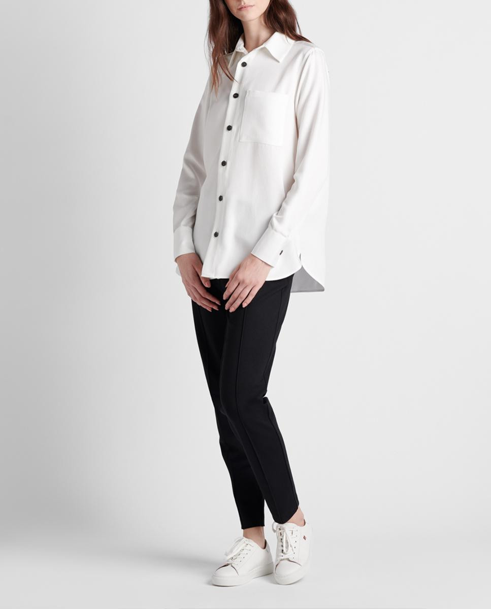 Fluid shirt with contrast buttons